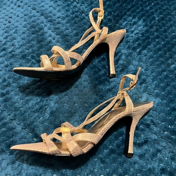 Kelly & Katie gold pump size 8 nice for formal event 3 1/2 inch heel! Nice - Picture 13 of 13